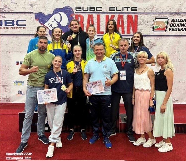 Каріна Вовк (зверху крайня справа у складі збірної команди України